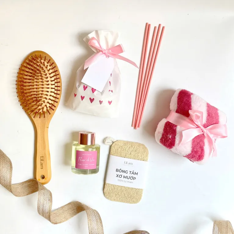 The "Glowin' Up" Gift Box is the perfect Women's Day surprise, designed to embrace her aura with a curated set of body care essentials and a mystery blind bag, making it a romantic gift for your girlfriend on March 8th.