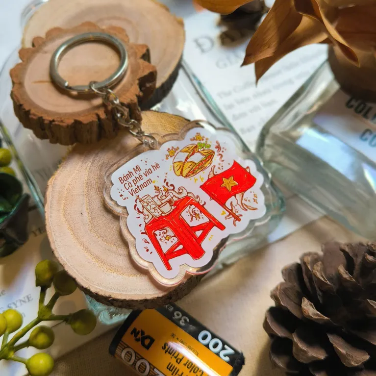 Móc Khóa Mica Hình Ảnh Việt Nam -  phụ kiện nhỏ gọn nhưng đầy nghệ thuật, kể lại những câu chuyện thân quen qua thiết kế in cao cấp, hoàn hảo để treo túi hay làm quà lưu niệm ấn tượng.