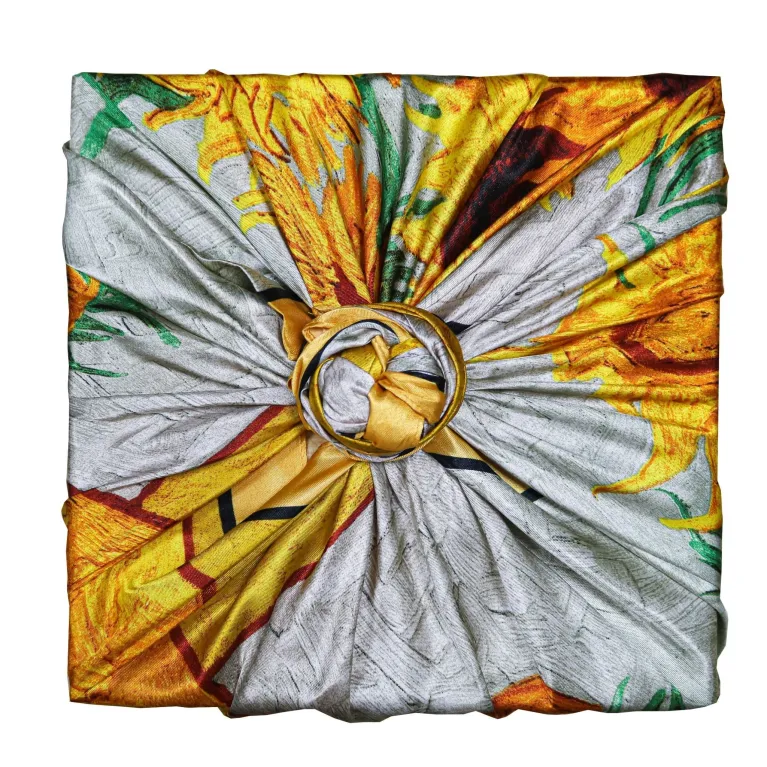 Hộp quà "Sunflower Spirit" – yêu thương rực rỡ từng giây phút, với set quà nhụy hoa nghệ tây cùng mật ong & set ly Van Gogh, là món quà tinh tế dành tặng phái đẹp, mang đến sự chăm sóc sắc đẹp và trọn vẹn yêu thương.