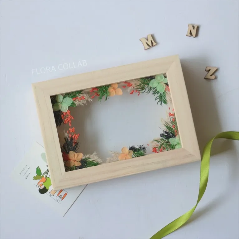 Khung Gỗ Ép Hoa Khô Chữ Nhật Viết Chữ Theo Yêu Cầu là món quà cá nhân hóa đầy ý nghĩa, giúp bạn trao gửi những lời tinh tế qua từng cánh hoa khô được sắp đặt tỉ mỉ, vừa là khung tranh trang trí thanh lịch, vừa lưu giữ những thông điệp yêu thương theo cách riêng của bạn.Khung Gỗ Ép Hoa Khô Chữ Nhật Viết Chữ Theo Yêu Cầu là món quà cá nhân hóa đầy ý nghĩa, giúp bạn trao gửi những lời tinh tế qua từng cánh hoa khô được sắp đặt tỉ mỉ, vừa là khung tranh trang trí thanh lịch, vừa lưu giữ những thông điệp yêu thương theo cách riêng của bạn.