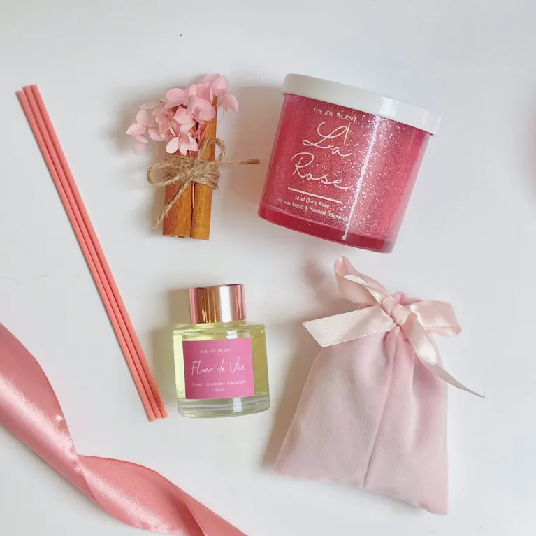 The "Scent Of Happiness" Gift Box is a romantic Women's Day surprise, featuring scented candles, essential oils, and a mystery blind bag—a thoughtful way to pour love into her life and surround her with warmth and serenity.