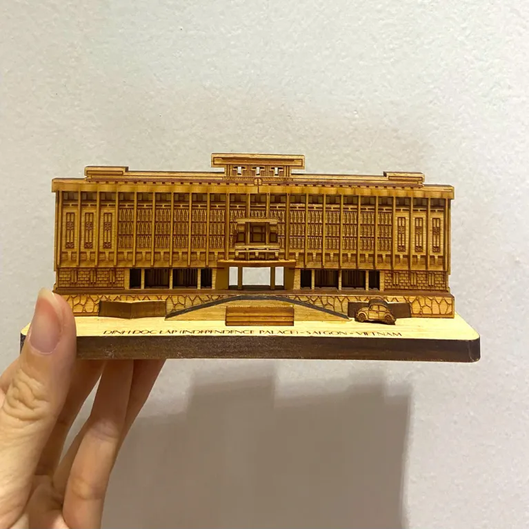 Mô hình gỗ cảnh vật Việt Nam, mô hình lưu niệm bằng gỗ, là món quà Việt Nam ý nghĩa, giúp chiêm ngưỡng dấu ấn dân tộc, làm quà lưu niệm độc đáo, và đặc biệt phù hợp làm quà tặng đối tác nước ngoài.
