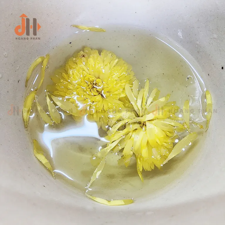 The "Hoang Chu Cac" Chrysanthemum Tea Gift Set delivers an exquisite experience with its delicate blend of chrysanthemum tea and rock sugar, elegantly presented in a Vietnamese gift box complete with a beautifully designed gift card -  perfect gesture of thoughtfulness and refinement.