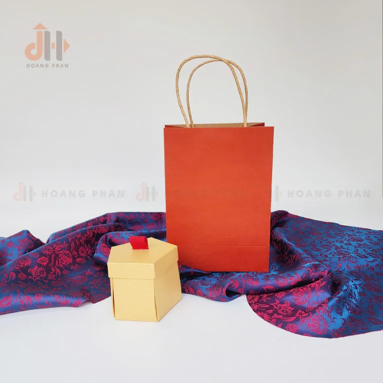 The "Hoang Chu Cac" Chrysanthemum Tea Gift Set delivers an exquisite experience with its delicate blend of chrysanthemum tea and rock sugar, elegantly presented in a Vietnamese gift box complete with a beautifully designed gift card -  perfect gesture of thoughtfulness and refinement.