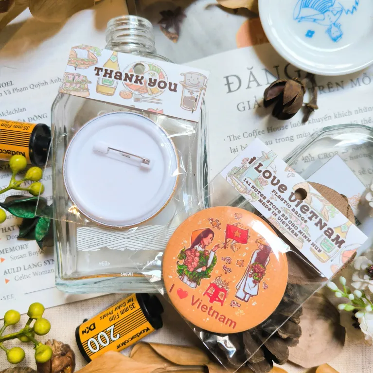 The Vietnamese Pattern Lapel Pin is a charming bag badge and cute accessory that lets you bring Vietnam's essence everywhere, making it a perfect handmade gift for foreigners and a meaningful Vietnamese souvenir.