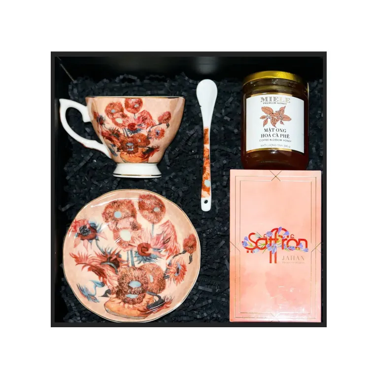 Hộp quà "Sunflower Spirit" – yêu thương rực rỡ từng giây phút, với set quà nhụy hoa nghệ tây cùng mật ong & set ly Van Gogh, là món quà tinh tế dành tặng phái đẹp, mang đến sự chăm sóc sắc đẹp và trọn vẹn yêu thương.