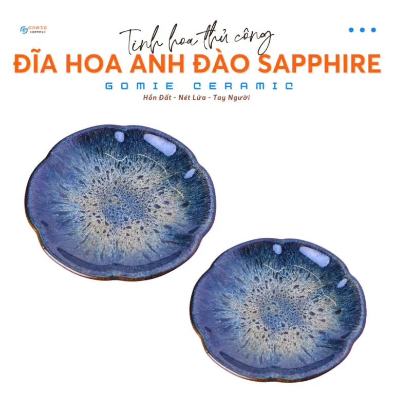 Đĩa Hoa Anh Đào Men Xanh Sapphire Hỏa Biến là dòng dĩa gốm Bát Tràng tinh xảo, sắc men huyền bí, lý tưởng làm quà tân gia hoặc lưu niệm.