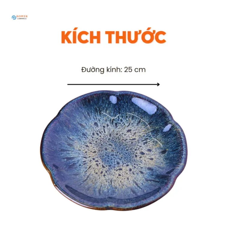 Đĩa Hoa Anh Đào Men Xanh Sapphire Hỏa Biến là dòng dĩa gốm Bát Tràng tinh xảo, sắc men huyền bí, lý tưởng làm quà tân gia hoặc lưu niệm.