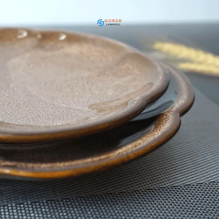 Đĩa Hoa Anh Đào Men Nâu Tuyết Hỏa Biến là tuyệt tác đồ gốm Bát Tràng thủ công, mang vẻ đẹp đậm đà và tinh tế, là điểm nhấn hoàn hảo cho không gian của bạn, đồng thời là món quà tân gia sang trọng đầy ý nghĩa.