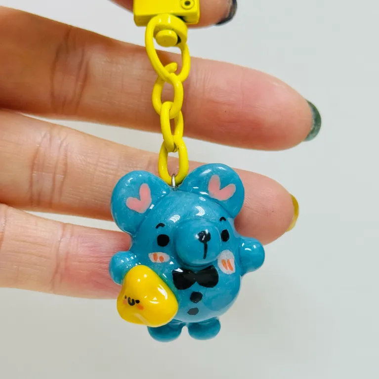 Móc Khóa Chuột Phô Mai Đất Sét Thủ Công là món pụ Kiện Thủ Công có thể dùng như Charm Túi Đáng Yêu lý tưởng làm Quà Cho Nữ.
