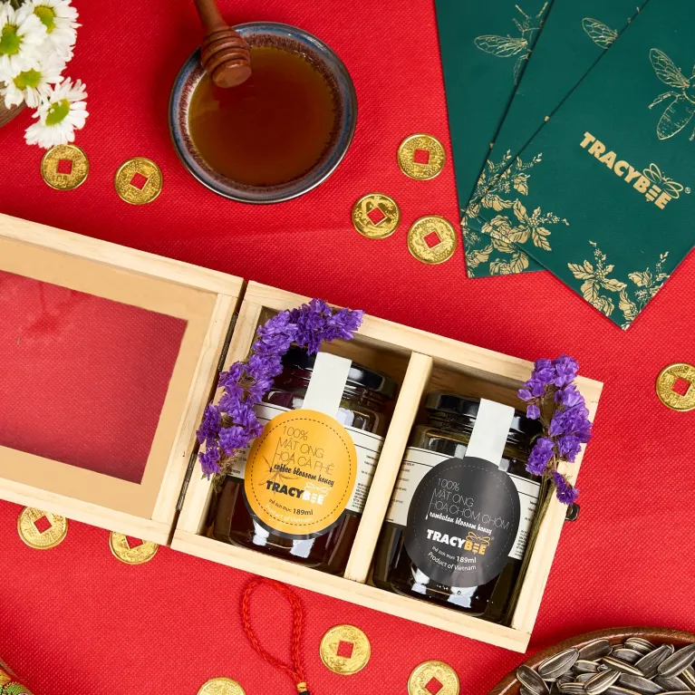 Coffee & Rambutan Blossom Honey Duo Gift Box - a pure sweetness from nature, elegantly packed in a wooden gift box with pure honey, featuring real honey from the garden, making it a perfect health gift set.Coffee & Rambutan Blossom Honey Duo Gift Box - a pure sweetness from nature, elegantly packed in a wooden gift box with pure honey, featuring real honey from the garden, making it a perfect health gift set.