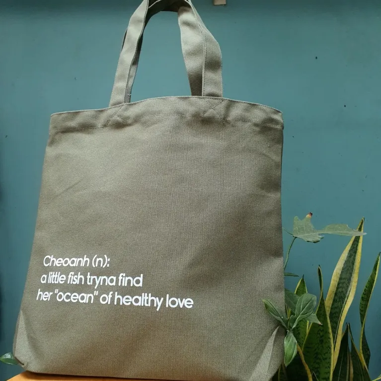 Túi Tote In Chữ Theo Yêu Cầu - cách tuyệt vời để định nghĩa chính bạn, biến chiếc túi tote cá nhân hóa thành một món túi xách độc đáo, đồng thời là quà tặng cá nhân hóa ý nghĩa cho những dịp đặc biệt như quà sinh nhật.