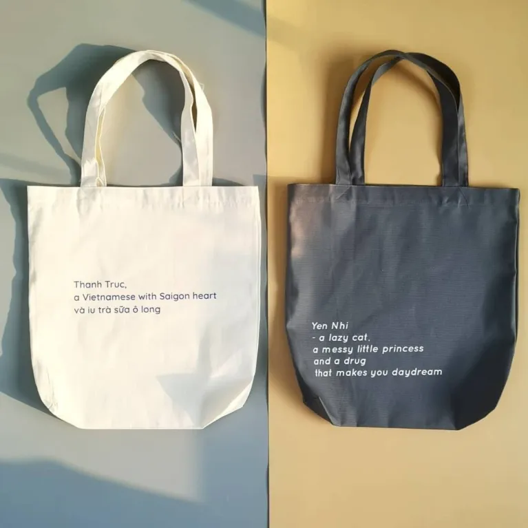 Túi Tote In Chữ Theo Yêu Cầu - cách tuyệt vời để định nghĩa chính bạn, biến chiếc túi tote cá nhân hóa thành một món túi xách độc đáo, đồng thời là quà tặng cá nhân hóa ý nghĩa cho những dịp đặc biệt như quà sinh nhật.