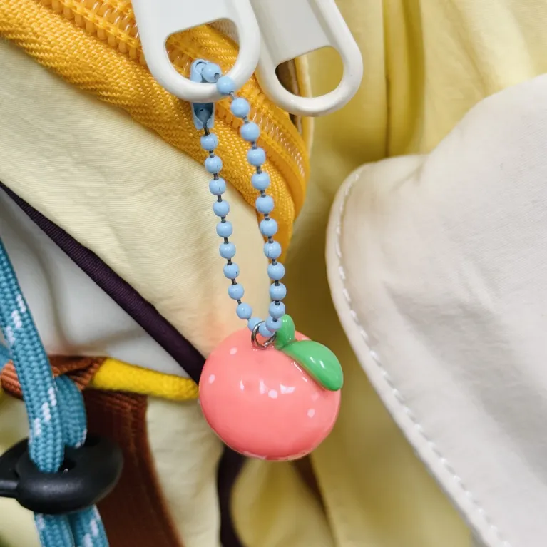 Móc Khóa Quả Cam Đất Sét Thủ Công nhỏ nhắn đáng yêu, vừa là móc chìa khóa thủ công, phụ kiện treo túi, vừa là đồ trang trí lý tưởng và quà cho bạn bè đầy thú vị.Móc Khóa Quả Cam Đất Sét Thủ Công nhỏ nhắn đáng yêu, vừa là móc chìa khóa thủ công, phụ kiện treo túi, vừa là đồ trang trí lý tưởng và quà cho bạn bè đầy thú vị.