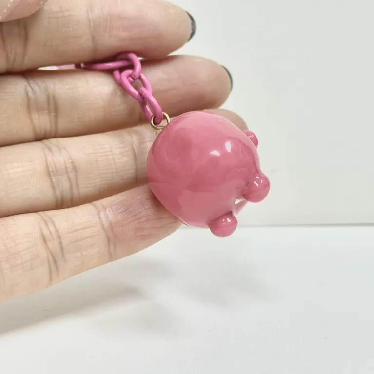 Móc Khóa Heo Đội Tim Đất Sét Thủ Công – đáng yêu đến mức rung rinh, là móc khóa đất sét nhỏ xinh, vừa là phụ kiện treo túi độc đáo, vừa là phụ kiện thủ công đầy tinh tế, hoàn hảo làm quà đáng yêu cho bạn bè.