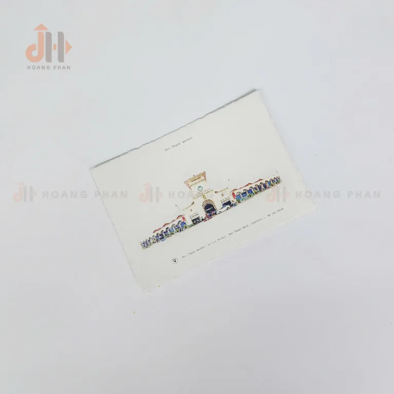 Bưu Thiếp Giấy Chợ Bến Thành từ BST Tôi Yêu Sài Gòn tái hiện điểm đến thân quen của thành phố qua nét vẽ tay tinh tế, trở thành món quà lưu niệm Việt Nam đầy ý nghĩa dành tặng những ai yêu Sài Gòn