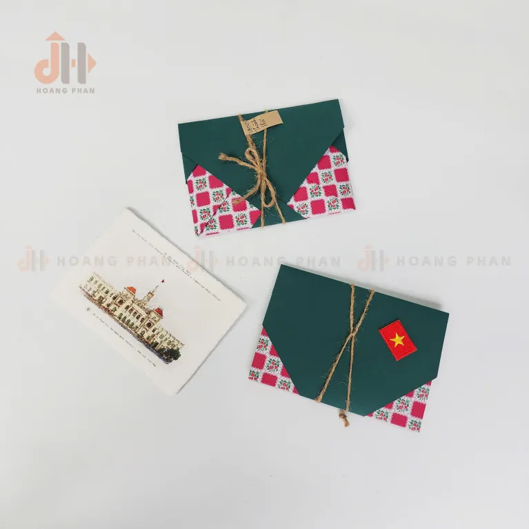 Bưu Thiếp Giấy Bồi Ủy Ban Nhân Dân Thành Phố, một phần của BST Tôi Yêu Sài Gòn, tôn vinh di sản kiến trúc đô thị qua từng nét thiệp vẽ tay tinh tế trên postcard giấy bồi, trở thành món quà lưu niệm đầy ý nghĩa.