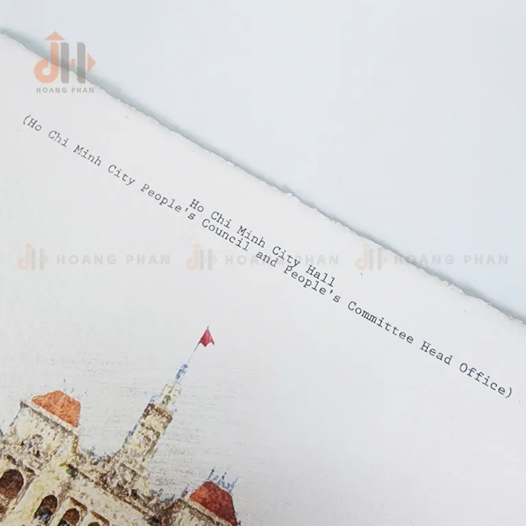 Bưu Thiếp Giấy Bồi Ủy Ban Nhân Dân Thành Phố, một phần của BST Tôi Yêu Sài Gòn, tôn vinh di sản kiến trúc đô thị qua từng nét thiệp vẽ tay tinh tế trên postcard giấy bồi, trở thành món quà lưu niệm đầy ý nghĩa.