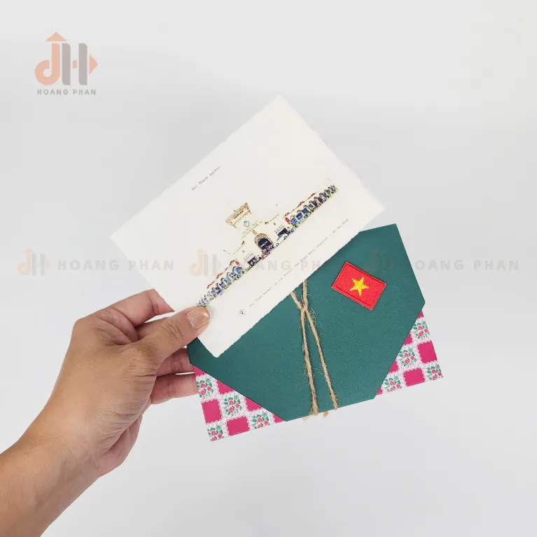 Bưu Thiếp Giấy Chợ Bến Thành từ BST Tôi Yêu Sài Gòn tái hiện điểm đến thân quen của thành phố qua nét vẽ tay tinh tế, trở thành món quà lưu niệm Việt Nam đầy ý nghĩa dành tặng những ai yêu Sài Gòn