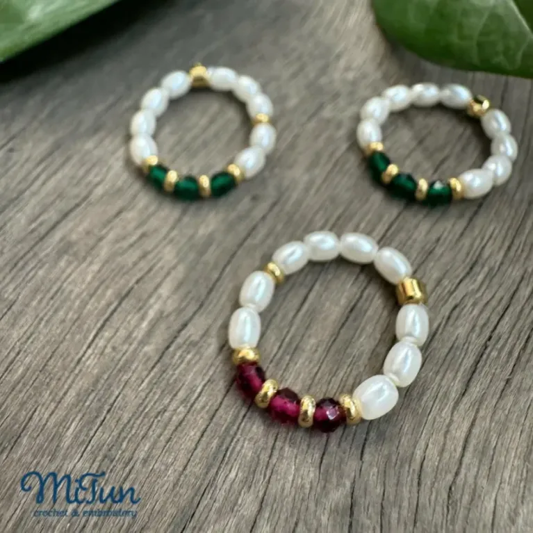 Shine through every finger with this handmade cultured pearl ring, featuring a decorated charm bead and a stretchable design, making it a unique accessory and a perfect birthday gift for her.