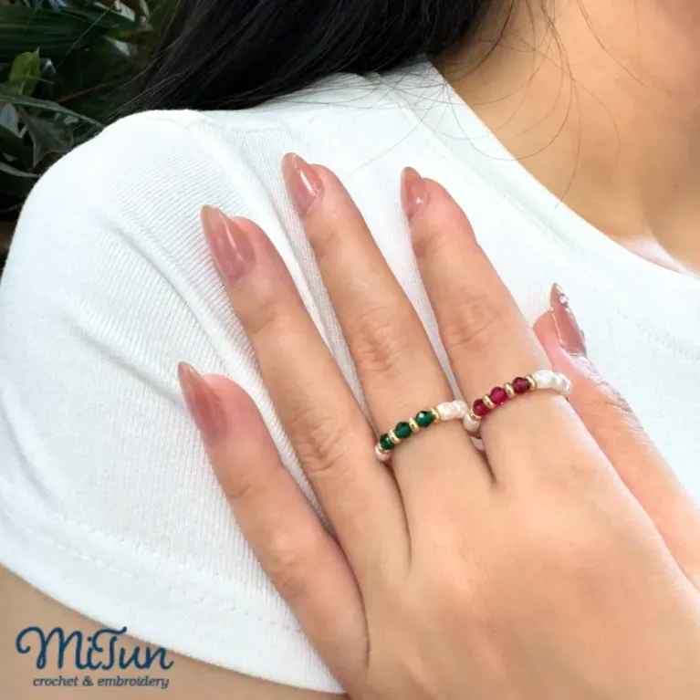 Shine through every finger with this handmade cultured pearl ring, featuring a decorated charm bead and a stretchable design, making it a unique accessory and a perfect birthday gift for her.