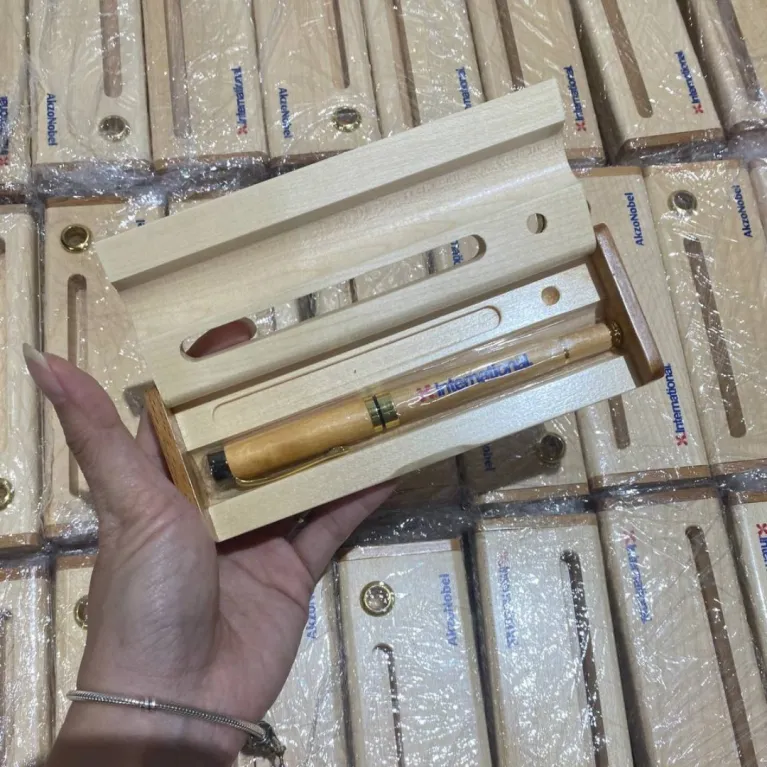 bút gỗ phong khắc tên kèm hộp, thiết kế ấn tượng, sự tỉ mỉ trong từng chi tiết, phù hợp với nhiều nhu cầu sử dụng, chế tác tinh xảo
