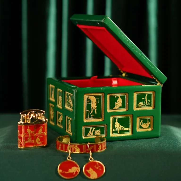 The "Cat & Box" Wooden Jewelry Box With Brass Hinges boasts a stunningly luxurious and refined appearance, making it a premium jewelry box and a perfect Vietnamese souvenir for a truly premium gift.