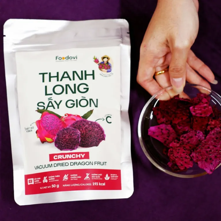 Crunchy vacuum-dried dragon fruit, a Vietnamese specialty, offers an original distinctive flavor in a sugar-free dried fruit—a healthy snack and a delightful snack gift for any occasion!