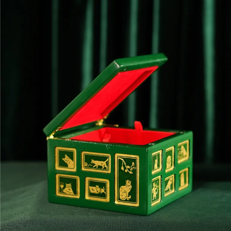 The "Cat & Box" Wooden Jewelry Box With Brass Hinges boasts a stunningly luxurious and refined appearance, making it a premium jewelry box and a perfect Vietnamese souvenir for a truly premium gift.