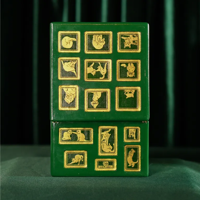 The "Cat & Box" Wooden Jewelry Box With Brass Hinges boasts a stunningly luxurious and refined appearance, making it a premium jewelry box and a perfect Vietnamese souvenir for a truly premium gift.