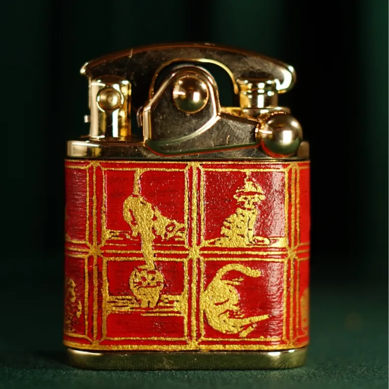 The "Cat & Box" Hand-Drawn Leather Lighter features an interesting and meaningful pattern, with options for personalized engraving and name customization, making it a perfect birthday gift for him