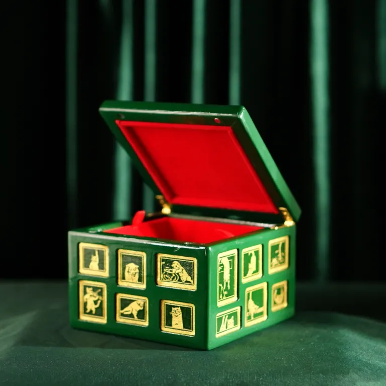 The "Cat & Box" Wooden Jewelry Box With Brass Hinges boasts a stunningly luxurious and refined appearance, making it a premium jewelry box and a perfect Vietnamese souvenir for a truly premium gift.The "Cat & Box" Wooden Jewelry Box With Brass Hinges boasts a stunningly luxurious and refined appearance, making it a premium jewelry box and a perfect Vietnamese souvenir for a truly premium gift.