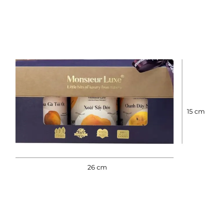 Hộp Quà "Tươi Mới" mang đến vị ngon đặc sắc từ thiên nhiên với combo xoài sấy dẻo, chanh dây sấy dẻo và đậu gà, là quà vặt cao cấp trong hộp quà biếu sang trọng