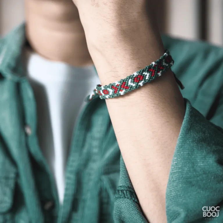 Vòng Tay Thủ Công Lễ Hội với những đường nét đầy niềm vui, mang phong cách vintage thủ công, thiết kế unisex và là phụ kiện tinh tế – lựa chọn lý tưởng làm quà sinh nhật cho nữ hay quà cho nữ đầy cảm hứng.