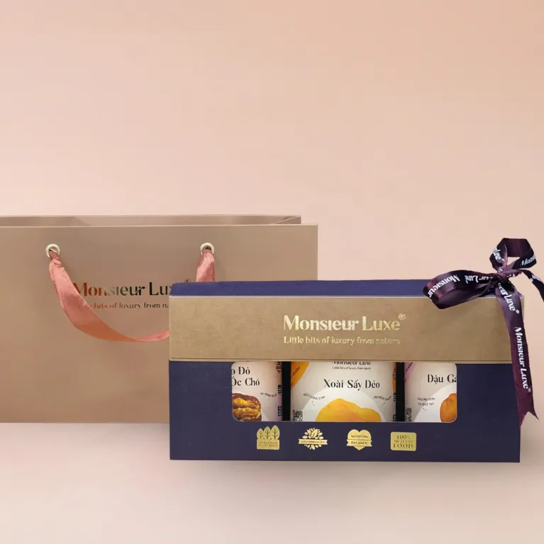 The "Signature" Gift Box invites you to savor the natural flavors with a delightful combo of dried mango, red dates, and chili garlic chickpeas—a healthy snack gift set crafted for those who appreciate premium indulgence.