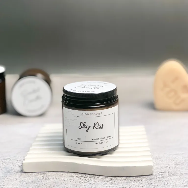 Set Quà Tặng Nến Thơm Hương Cà Phê, với nến thơm hũ thủy tinh và hộp quà kèm hoa sáp, là món quà sinh nhật tinh tế, giúp gửi trao phút giây đầy năng lượng và sự thư giãn cho người nhận.
