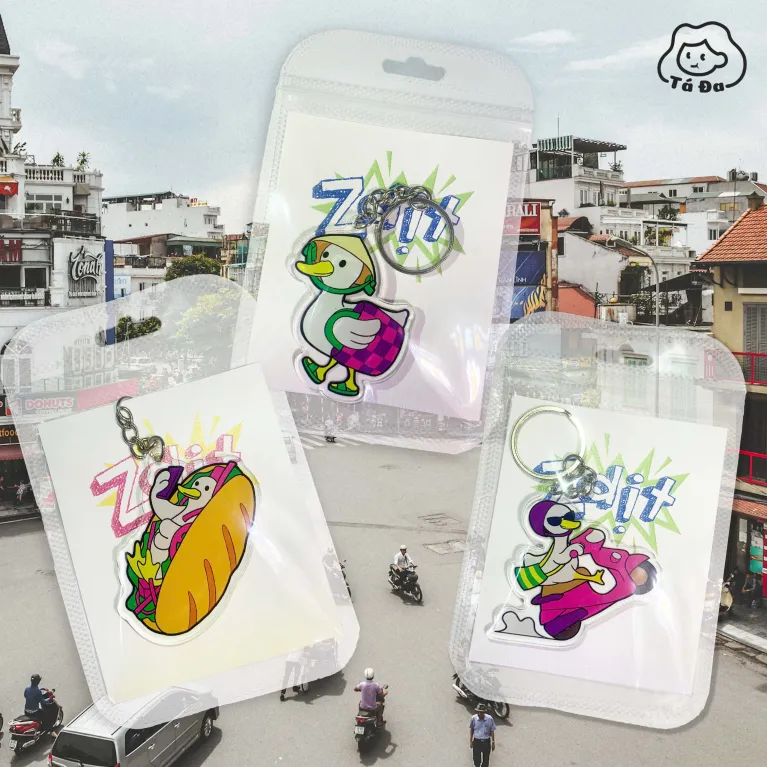 Móc Khoá "Dzịt-Namese" Ngộ Nghĩnh Đến Mức Bật Cười với thiết kế Móc Khóa Hình Vịt làm từ Móc Khóa Mica Nghệ Thuật, là Phụ Kiện Thủ Công với Màu Tươi Tắn, tạo nên Quà Tặng Đáng Yêu cho mọi dịp