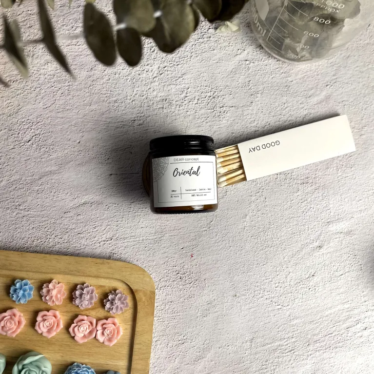 Set Quà Tặng Nến Thơm Hương Cà Phê, với nến thơm hũ thủy tinh và hộp quà kèm hoa sáp, là món quà sinh nhật tinh tế, giúp gửi trao phút giây đầy năng lượng và sự thư giãn cho người nhận.