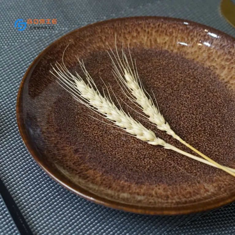 Đĩa Tròn Men Nâu Tuyết Hỏa Biến không chỉ là đĩa gốm Bát Tràng cao cấp, mà còn mang đến trải nghiệm bữa ăn thanh lịch, thu hút với gốm hỏa biến độc đáo, phù hợp để trang trí nhà cửa hoặc làm quà lưu niệm tinh tế.