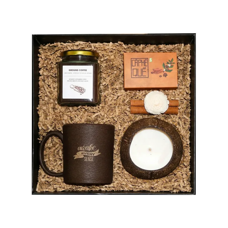 Hộp Quà "Gift Of Earth" – set quà Việt thân thiện môi trường với ly bã cà phê, nến thơm dừa, xà phòng thiên nhiên và cà phê đặc sản, là món quà tặng xanh độc đáo đầy ý nghĩa.