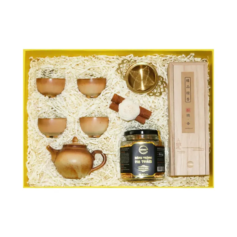 "Amber Harmony" gift box – premium wellness gift set in upscale yellow tone featuring tea set with filter, agarwood, and cordyceps for a luxurious experience.