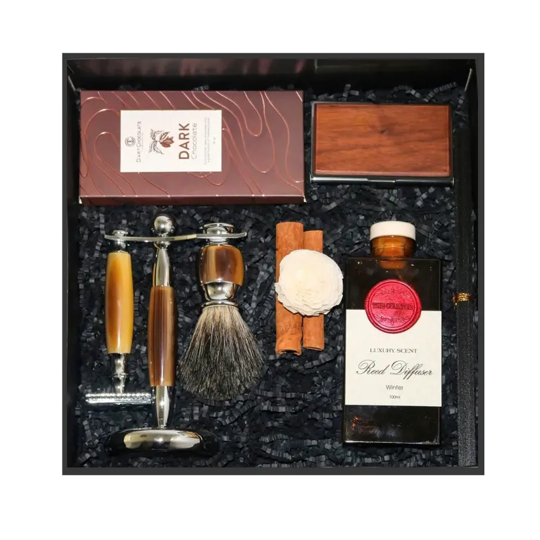 Hộp Quà "Timeless Luxe" là sự kết hợp hoàn hảo giữa khí chất tinh tế và dấu ấn thành đạt – set quà sinh nhật lý tưởng cho nam giới, với tinh dầu khuếch tán thư giãn, card holder sang trọng và bộ cạo râu chỉn chu