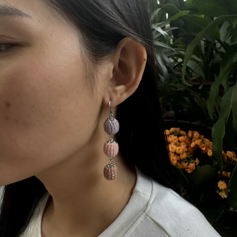 Hoa Tai Móc Len uyển chuyển trong từng hạt len đan, kết hợp cùng hoa tai xi bạc, tạo nên bông tai len thiết kế độc đáo – một phụ kiện thời trang thủ công đầy tinh tế, lý tưởng làm quà sinh nhật cho nữ.