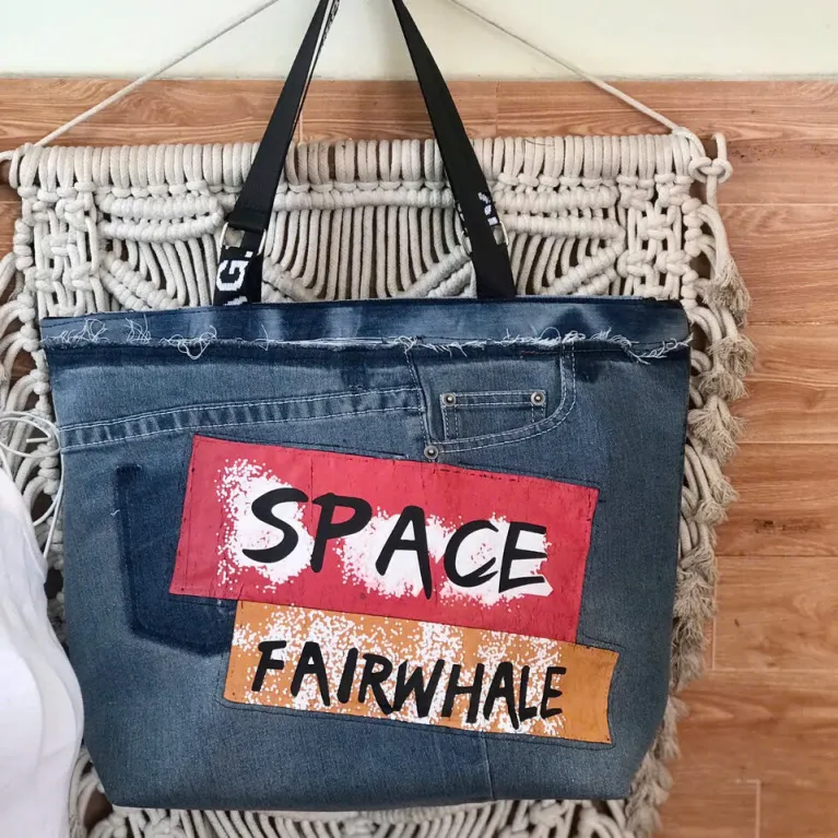 Túi tote Space từ jeans tái chế thể hiện dấu ấn rực rỡ của thời trang hiện đại, kết hợp tính bền vững của túi xách jeans tái chế với phụ kiện thời trang độc đáo, tạo nên món quà sinh nhật ấn tượng.