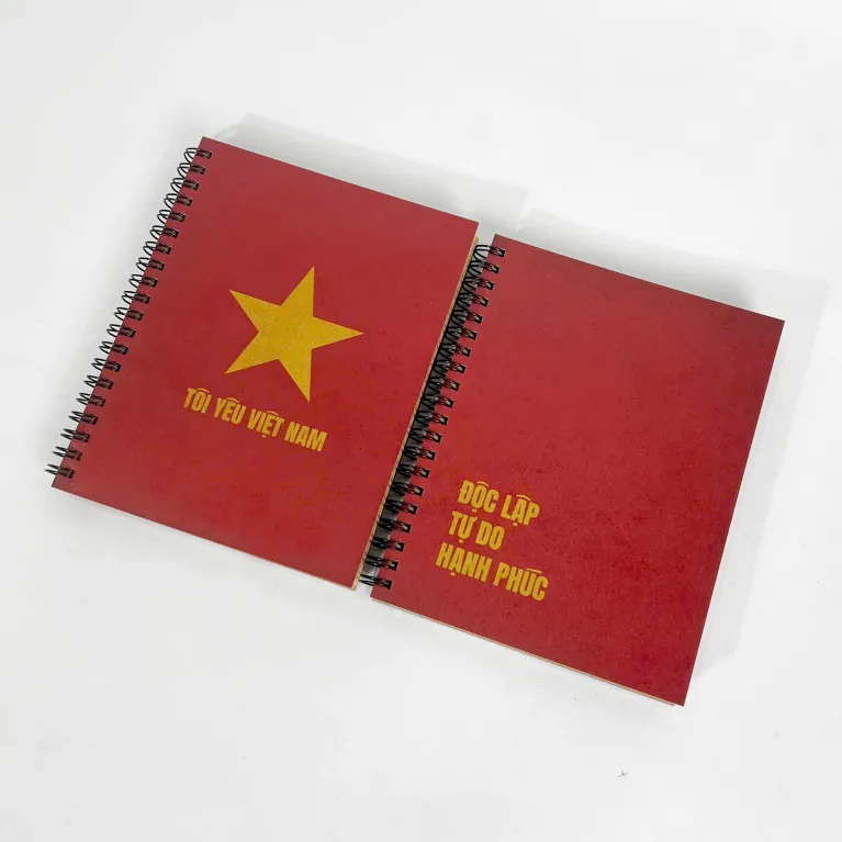 Sổ Tay Quốc Kỳ Việt Nam, tức Sổ tay lò xo cờ đỏ sao vàng chào mừng lễ 30/4, khơi dậy hào khí ngày thống nhất, là món quà lưu niệm Việt Nam ý nghĩa và đầy tự hào.