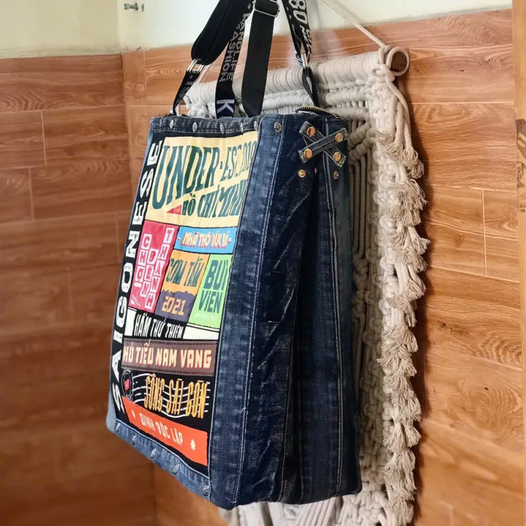Túi tote Saigonese từ jeans tái chế – túi tote cỡ lớn mang dấu ấn thời gian sinh động, phụ kiện thời trang bền vững, quà sinh nhật sáng tạo, quà lưu niệm Sài Gòn độc đáo.