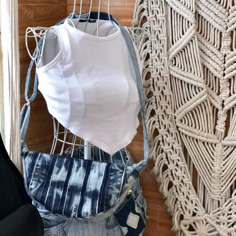 Túi đeo chéo xanh loang họa tiết sọc từ jeans cũ – túi bán nguyệt tái chế với phối vải độc nhất tạo dấu ấn, phụ kiện thời trang bền vững, quà sinh nhật sáng tạo.