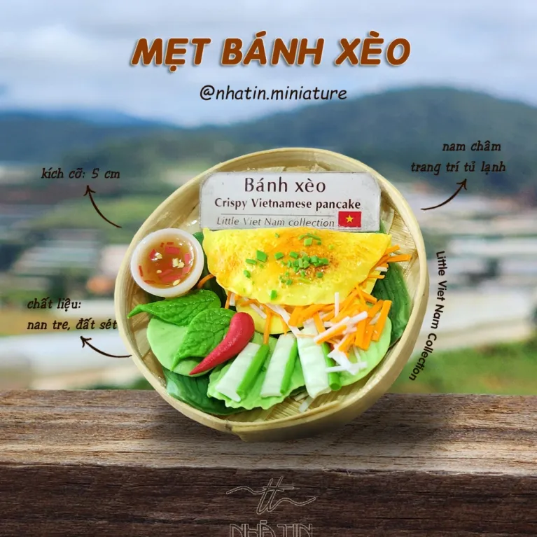 The Vietnamese Food Round Tray Magnet from the Little Vietnam Collection is a beautifully crafted Vietnamese-themed refrigerator magnet, making it a perfect handmade souvenir and a unique Vietnamese souvenir to cherish the flavors of Vietnam.