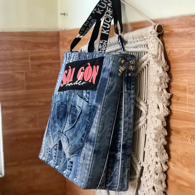 Túi tote Saigonese từ jeans tái chế – túi tote cỡ lớn mang dấu ấn thời gian sinh động, phụ kiện thời trang bền vững, quà sinh nhật sáng tạo, quà lưu niệm Sài Gòn độc đáo.