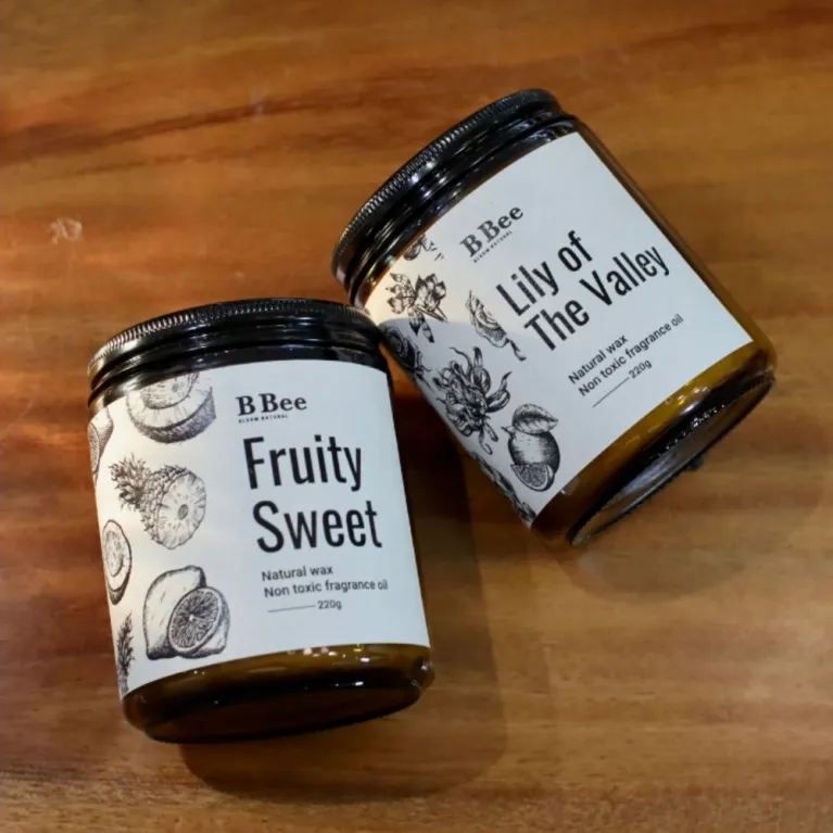 Set Nến Thơm "Fruity Sweet" kèm bộ sticker – quà tặng nến thơm tinh tế giúp thư giãn tối đa với hương ngọt ngào từ sáp thiên nhiên, là lựa chọn hoàn hảo cho món quà sinh nhật đặc biệt.